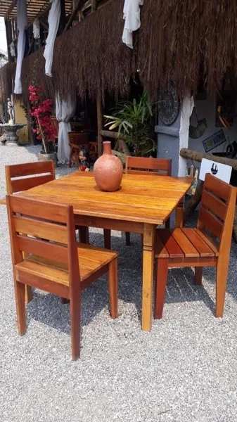 Mesa Faure com 4 Cadeiras — Pó Di Serrage