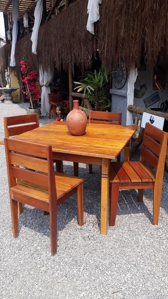 Mesa Faure com 4 Cadeiras — Pó Di Serrage